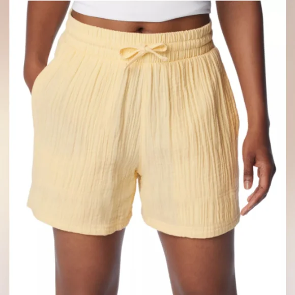 COLUMBIA Light Yellow Holly Hideaway Breezy Shorts - Size Large (NWT) - Picture 1 of 9